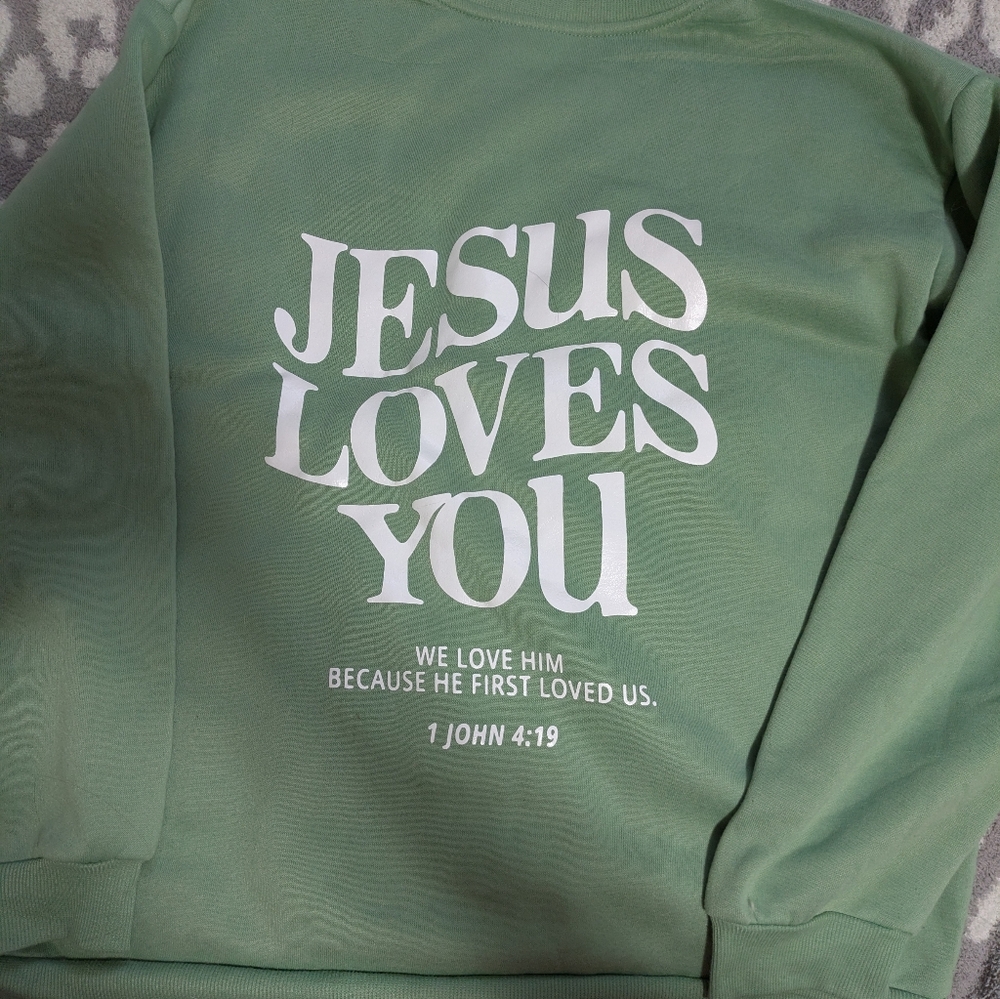 🦋5/25$ SHEIN Sage Sweatshirt with Inspirational White Text